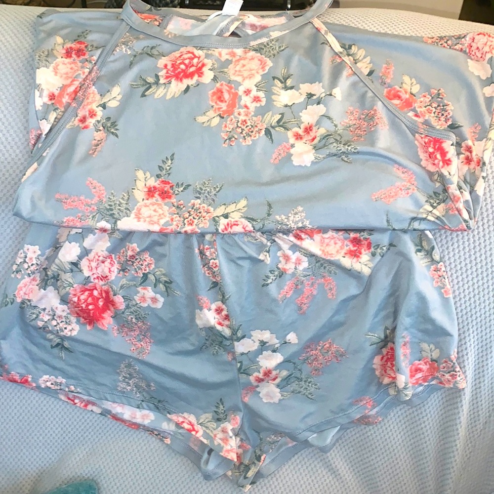 Gently worn no holes or tears pajama set. floral L/G